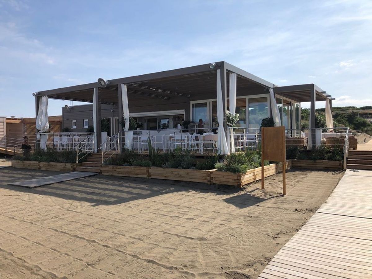 Strutture commerciali in legno RIKO-HISE srl - Arch. Daniele Bonzi ristorante su costa toscana 