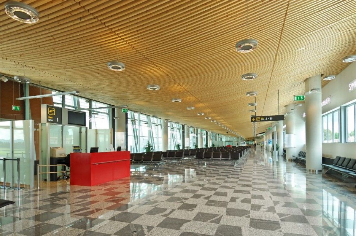 Edifici Pubblici (scuole, chiese) in legno RIKO-HISE srl - Arch. Daniele Bonzi CONTROSOFFITTI IN LEGNO  CURVATO 