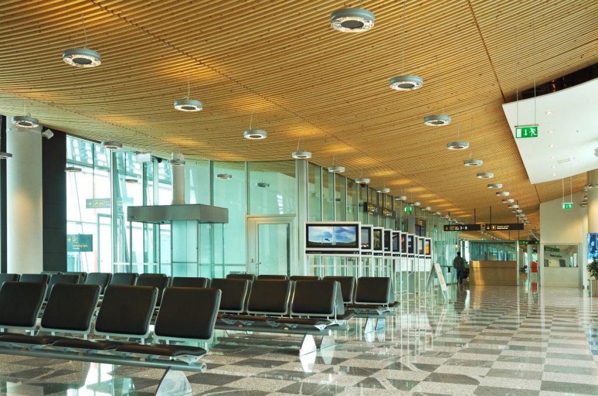 Edifici Pubblici (scuole, chiese) in legno RIKO-HISE srl - Arch. Daniele Bonzi CONTROSOFFITTI IN LEGNO  CURVATO 