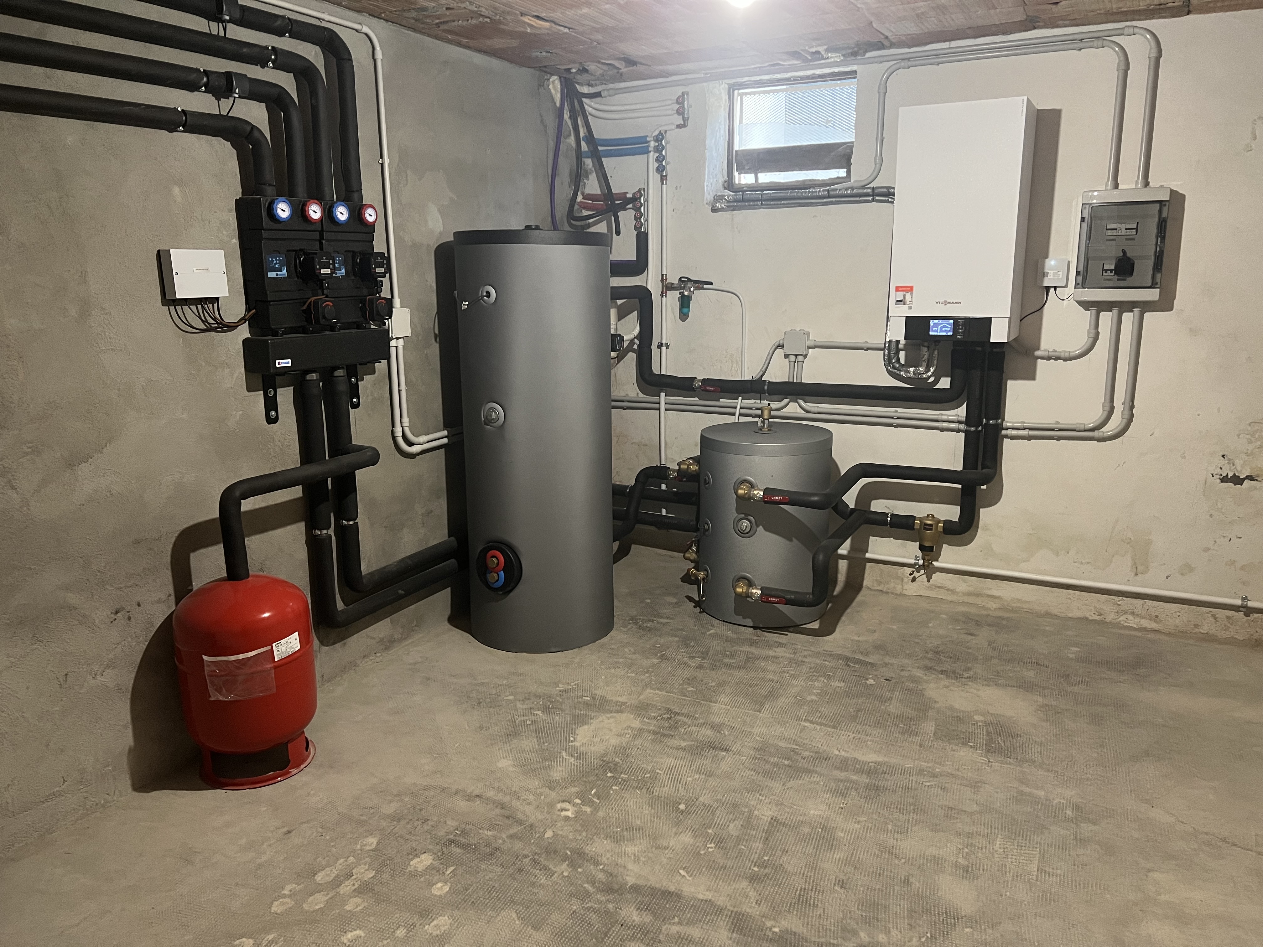 PDC 12KW PUFFER 100 litri  2 circuiti miscelati solo caldo e ACS 300 litri  realizzato da F.P. IMPIANTI DI PAVESIO FABIO,  a Leinì