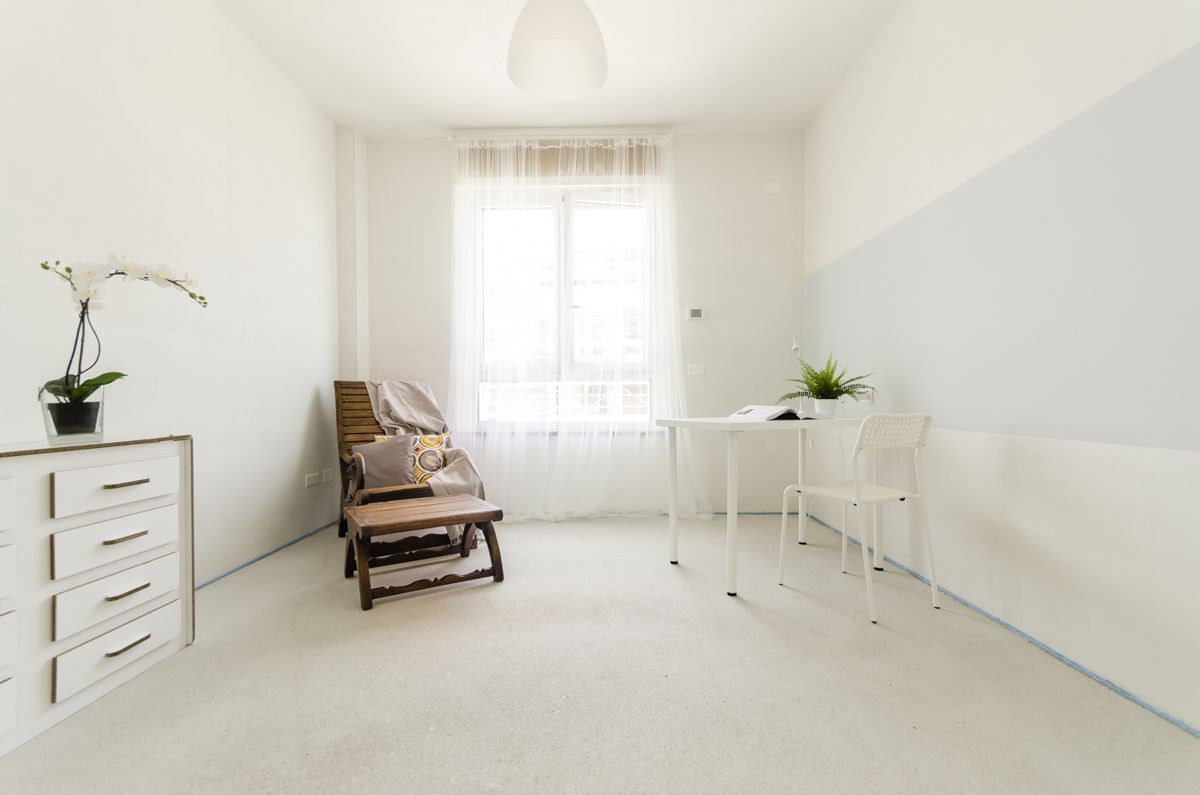 Intervento di home staging destinato alla vendita_quadrilocale al grezzo libero da cose e persone realizzato da Gilardi Interiors on Staging, Progettazione di interni a Melzo