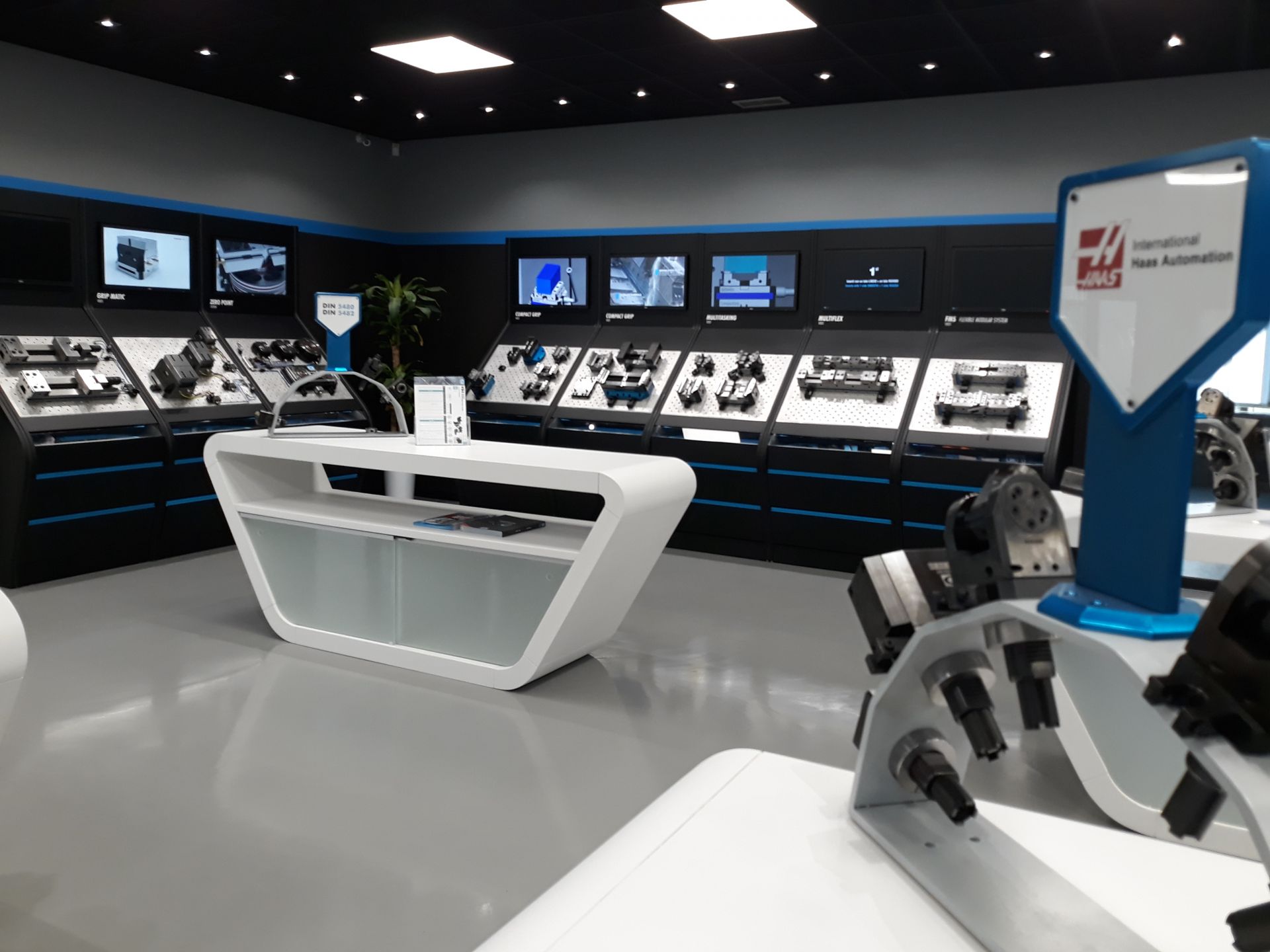 Complesso terziario a Lonate Pozzolo realizzato da Studio di Architettura Paolo Bertolotti, Progettazione architettonica a Busto Arsizio