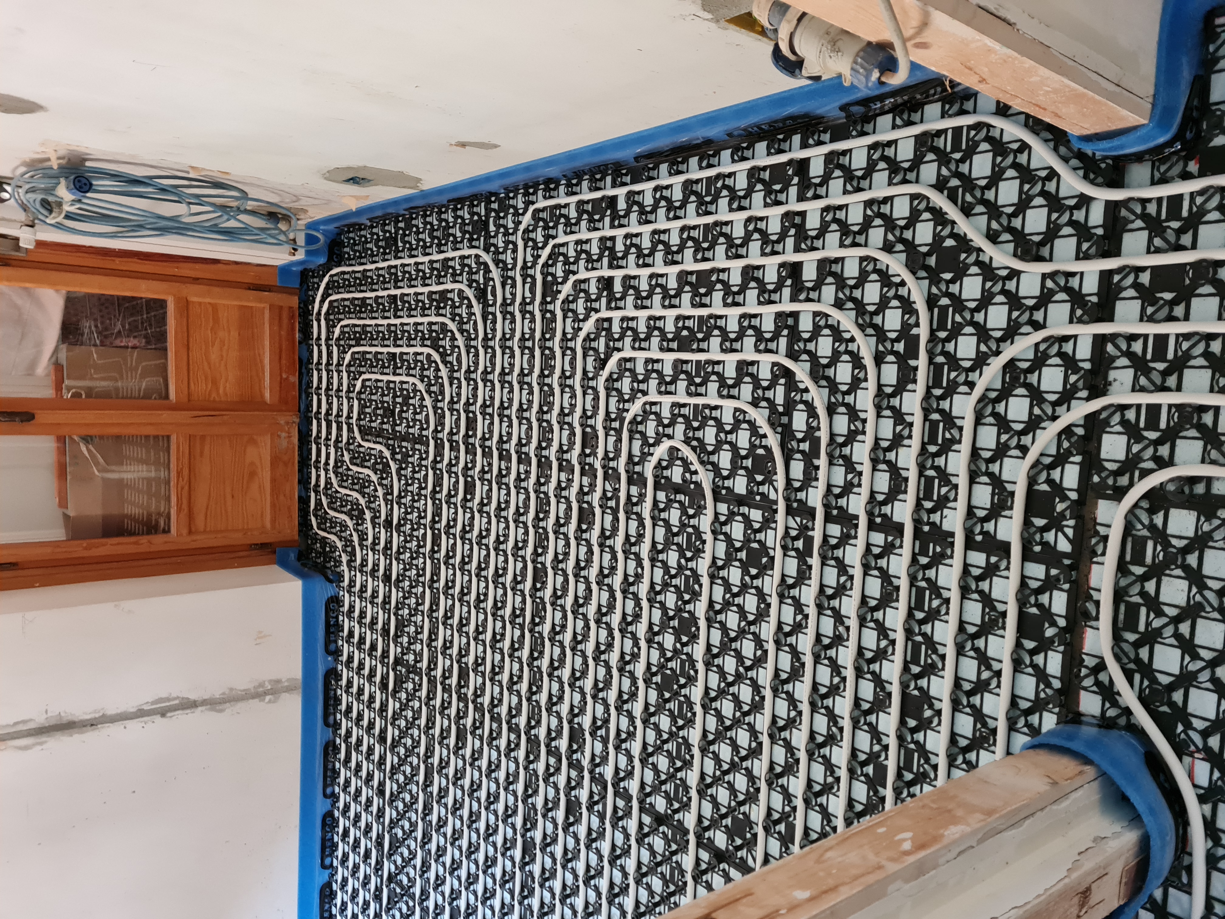 INSTALLAZIONI IMPIANTI RADIANTI RIBASSATI E AD ALTA INERZIA realizzato da F.P. IMPIANTI DI PAVESIO FABIO,  a Leinì