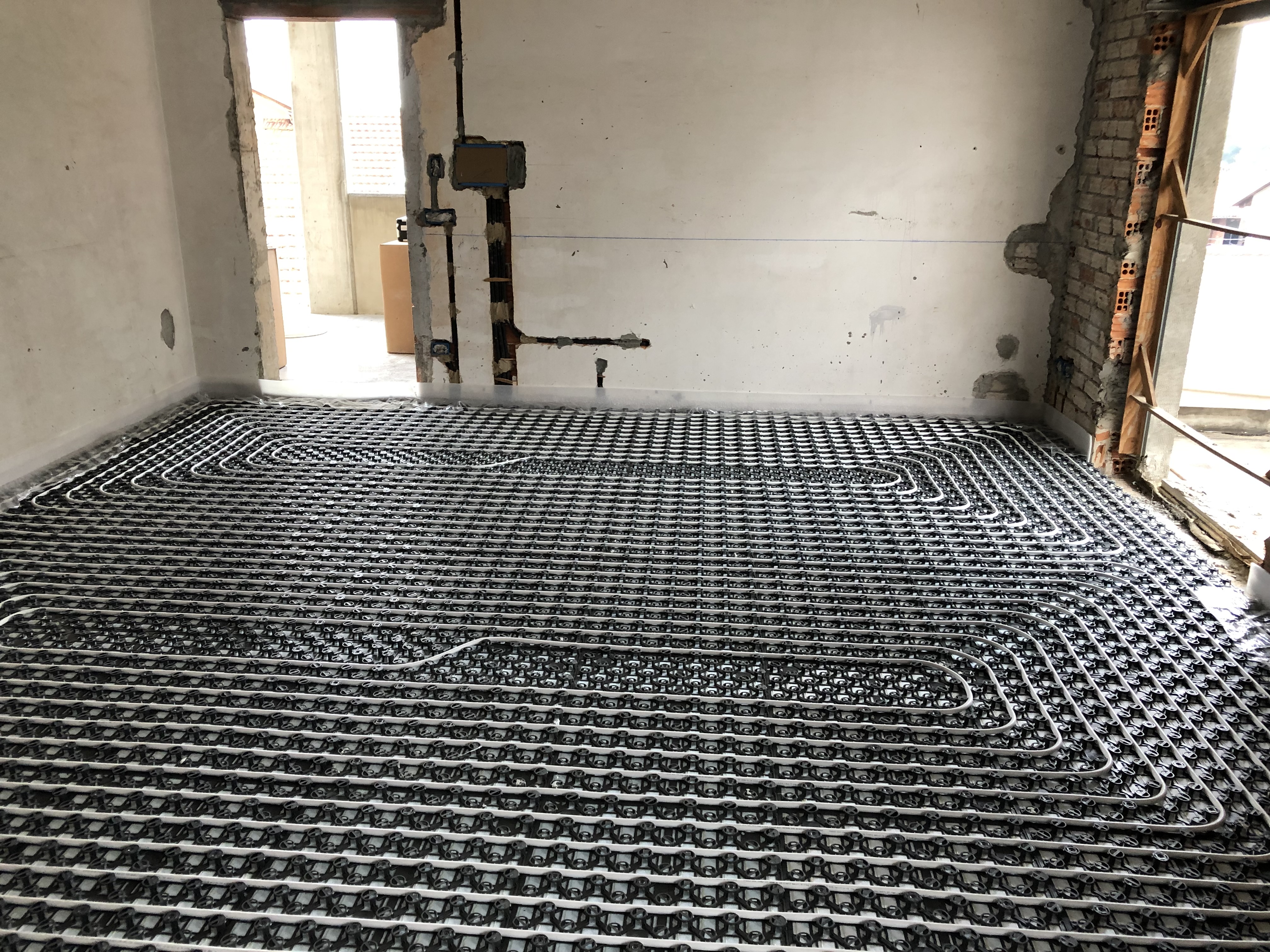 INSTALLAZIONI IMPIANTI RADIANTI RIBASSATI E AD ALTA INERZIA realizzato da F.P. IMPIANTI DI PAVESIO FABIO,  a Leinì