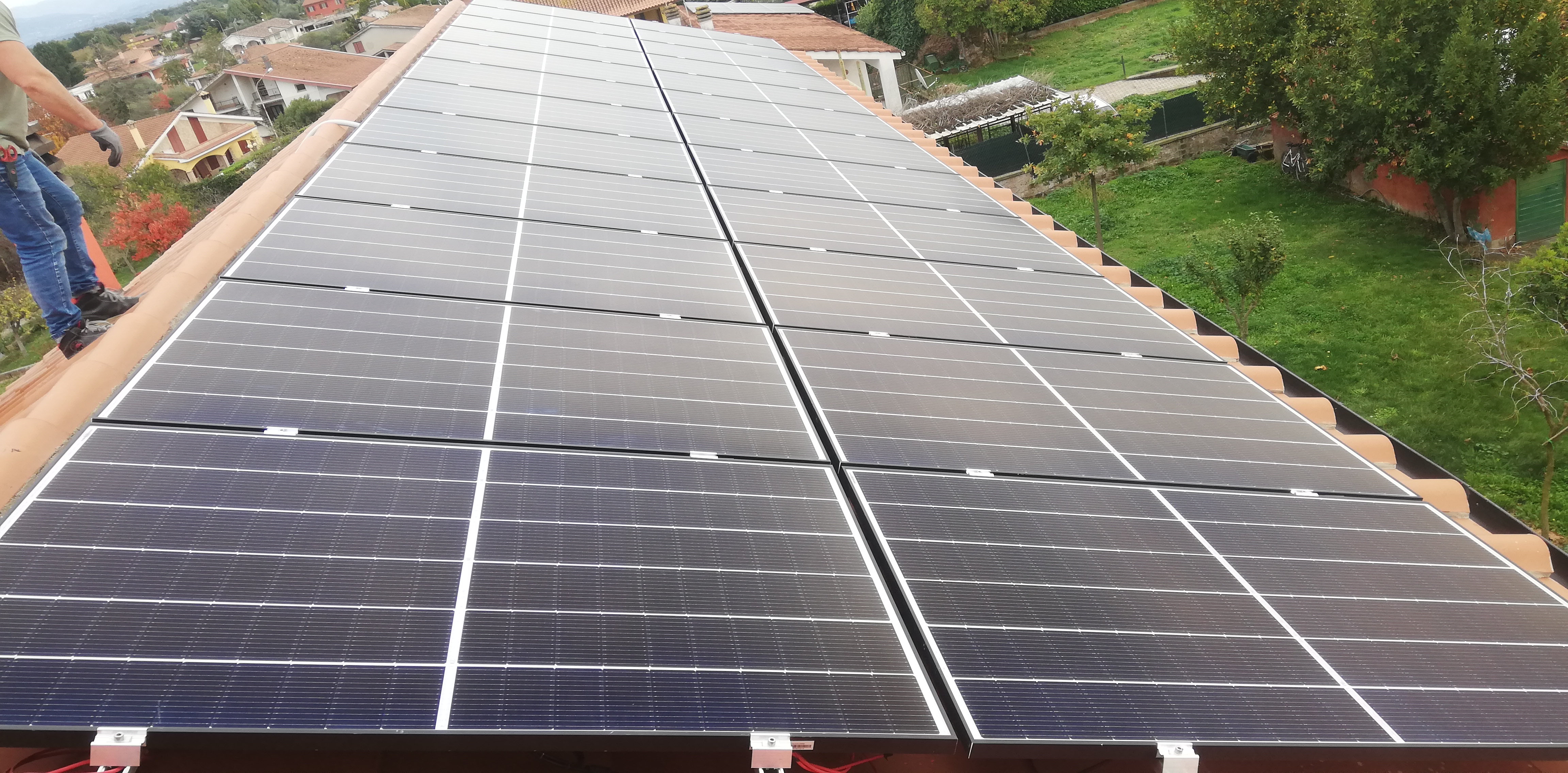 Impianto FV 8,4 Kwp, tetto a falda realizzato da BOSS IMPIANTI TECNOLOGICI snc,  a Fabrica di Roma