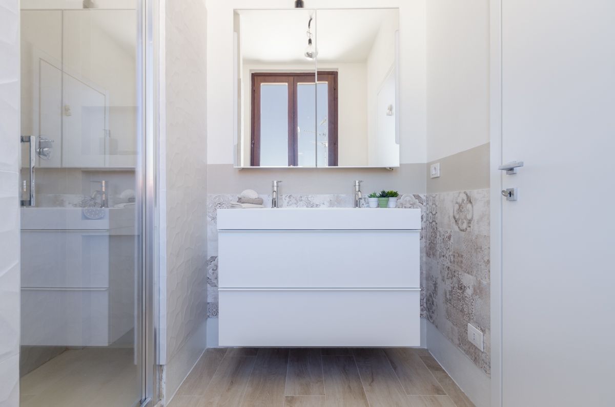 Il secondo bagno per la zona notte realizzato da Gilardi Interiors on Staging, Progettazione di interni a Melzo