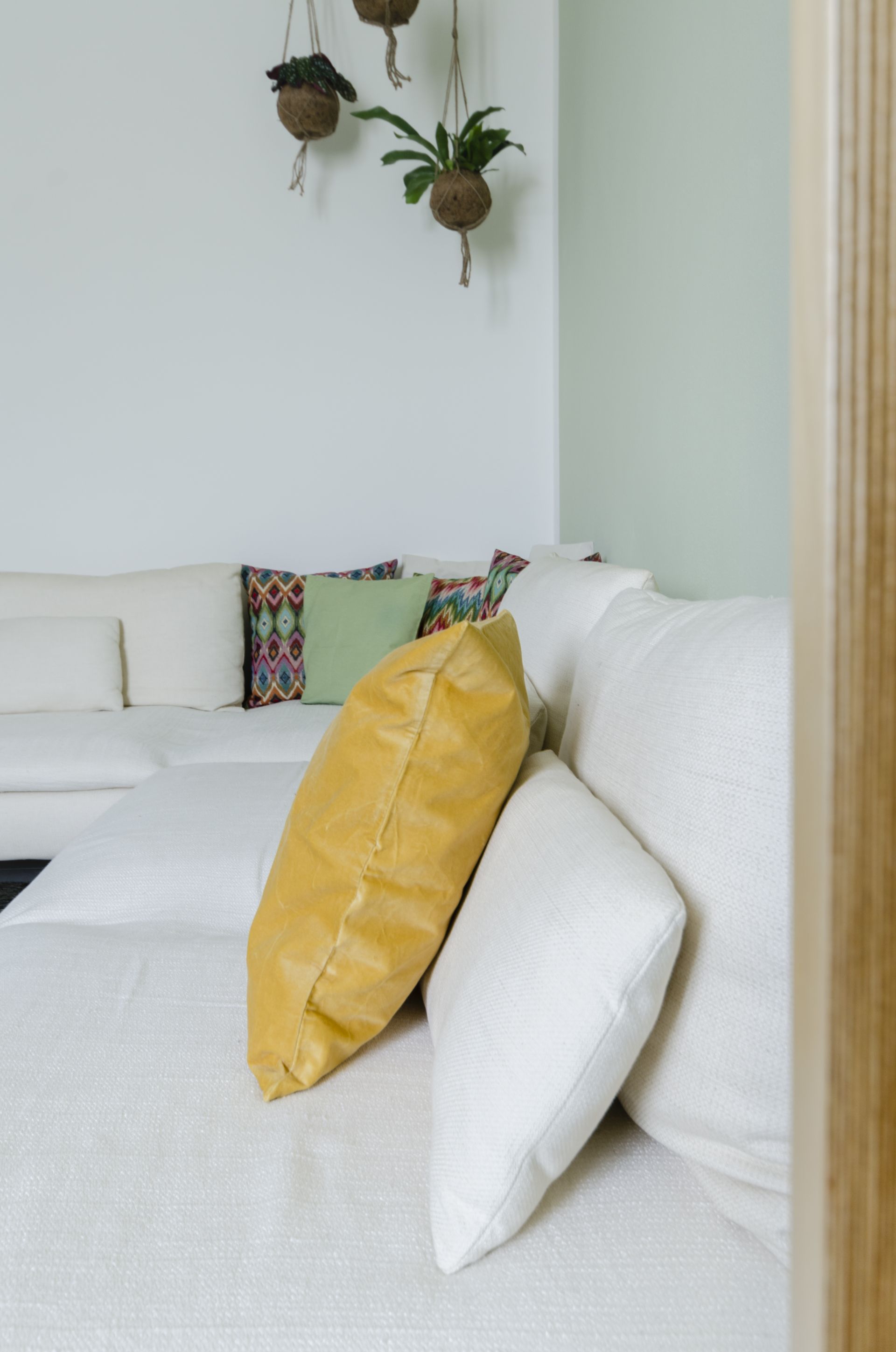 Il living: nuova gestione degli spazi e relooking realizzato da Gilardi Interiors on Staging, Progettazione di interni a Melzo