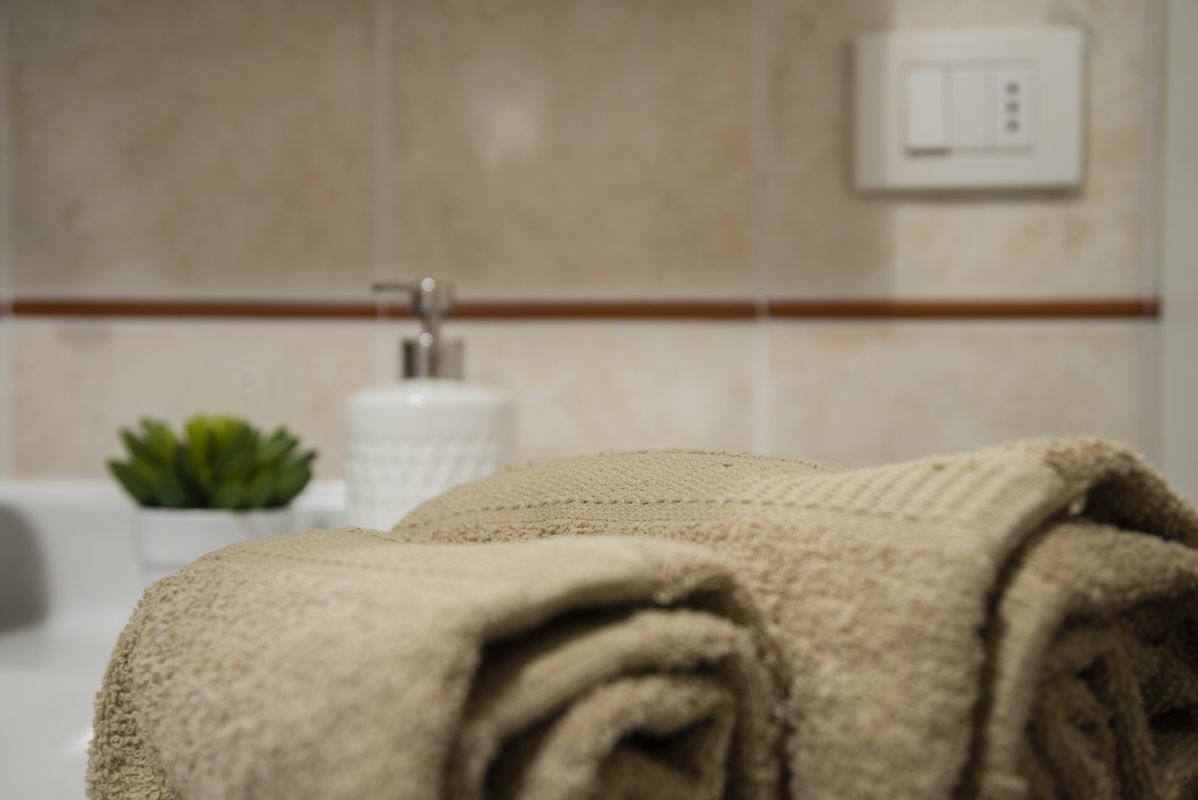 Un bagno semplice con un grande fascino! realizzato da Gilardi Interiors on Staging, Progettazione di interni a Melzo