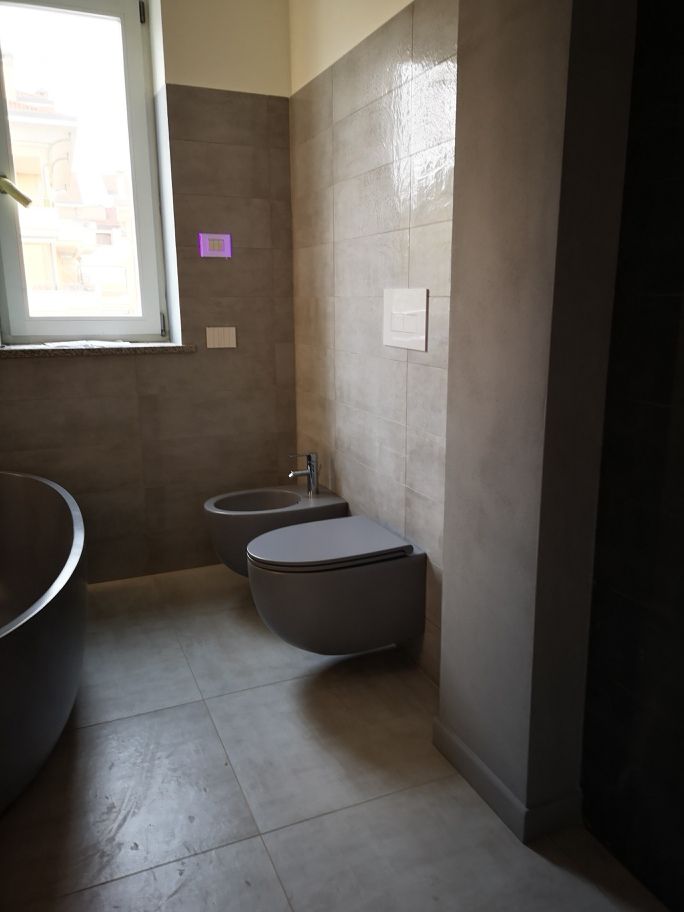 Bagno con vasca freestanding e giochi di luce realizzato da Gilardi Interiors on Staging, Progettazione di interni a Melzo