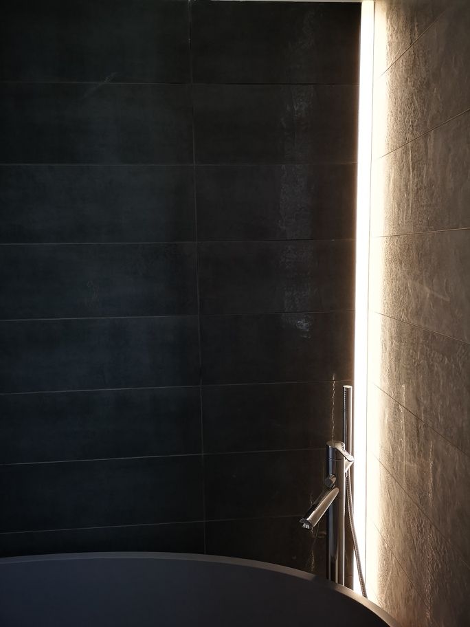 Bagno con vasca freestanding e giochi di luce realizzato da Gilardi Interiors on Staging, Progettazione di interni a Melzo