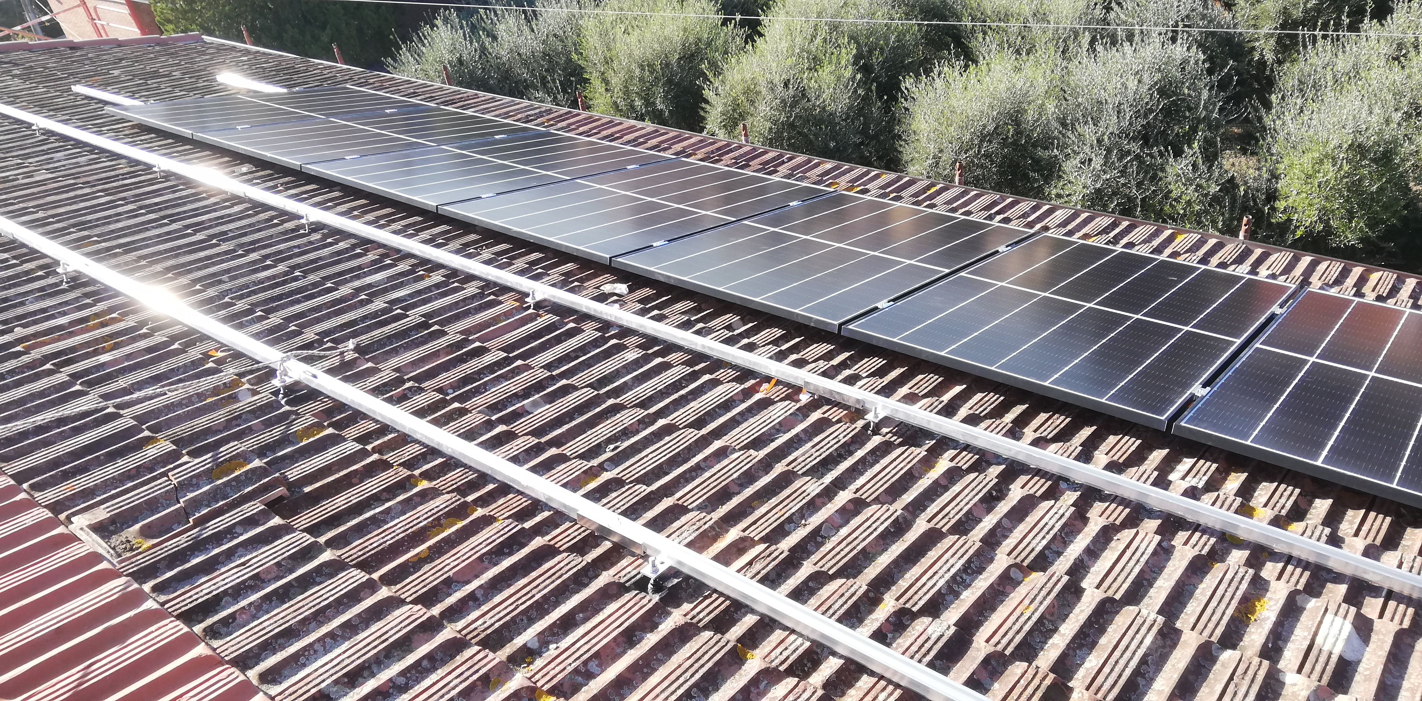 Impianto FV 6Kwp, con accumulo, integrato su doppia falda realizzato da BOSS IMPIANTI TECNOLOGICI snc,  a Fabrica di Roma