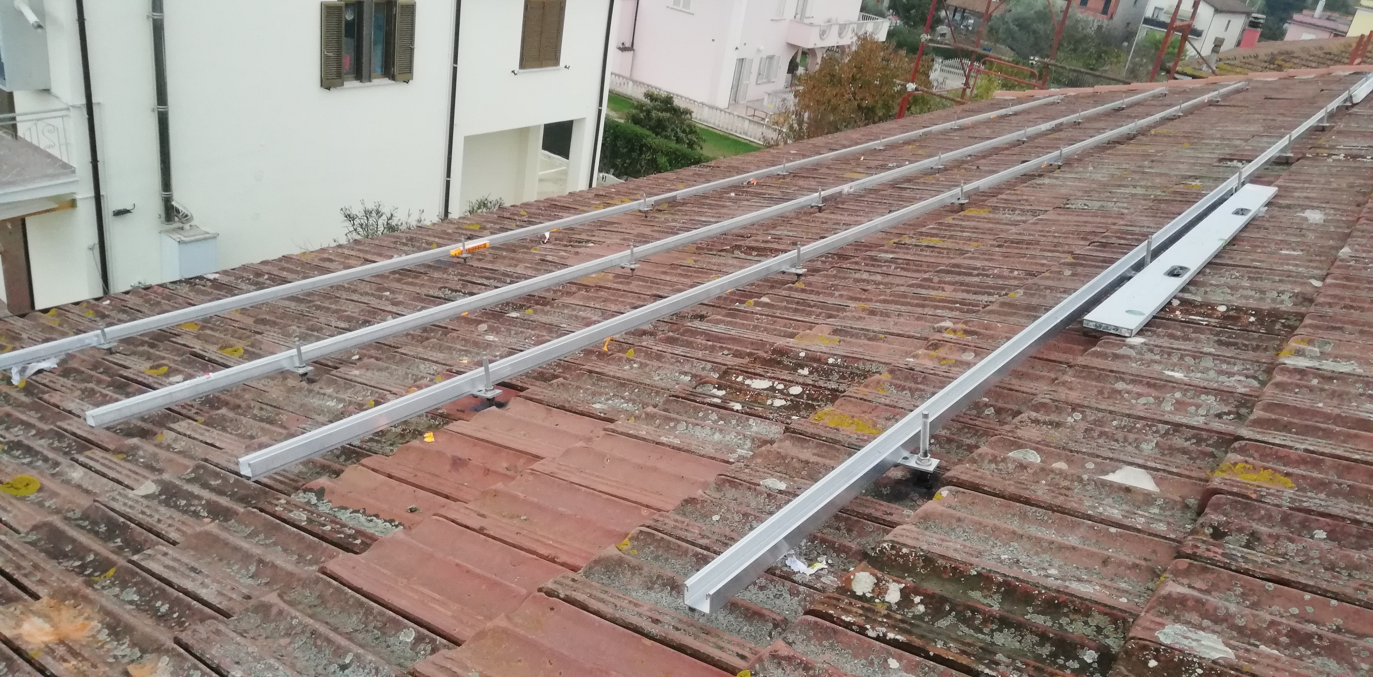 Impianto FV 6Kwp, con accumulo, integrato su doppia falda realizzato da BOSS IMPIANTI TECNOLOGICI snc,  a Fabrica di Roma