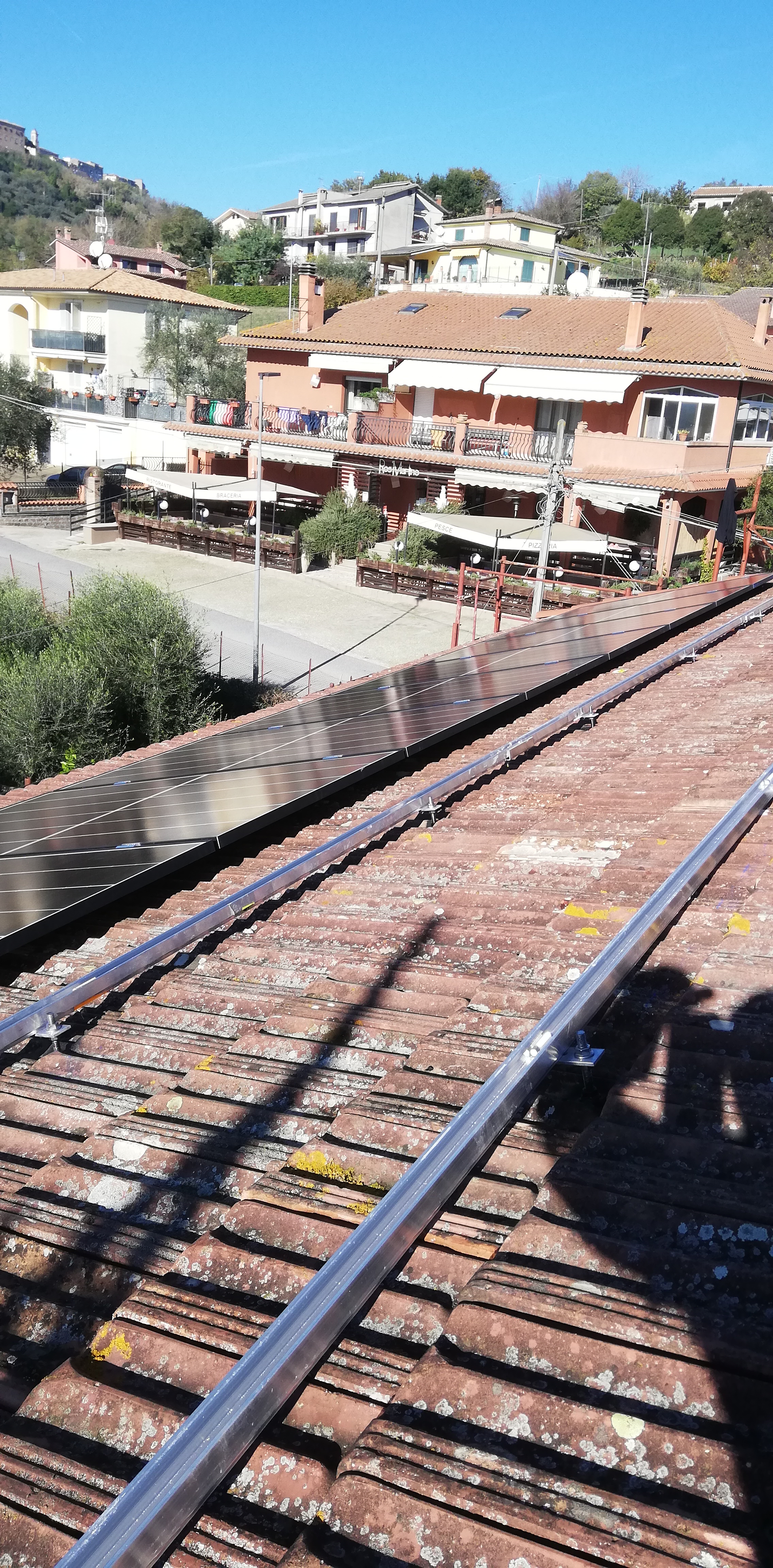 Impianto FV 6Kwp, con accumulo, integrato su doppia falda realizzato da BOSS IMPIANTI TECNOLOGICI snc,  a Fabrica di Roma