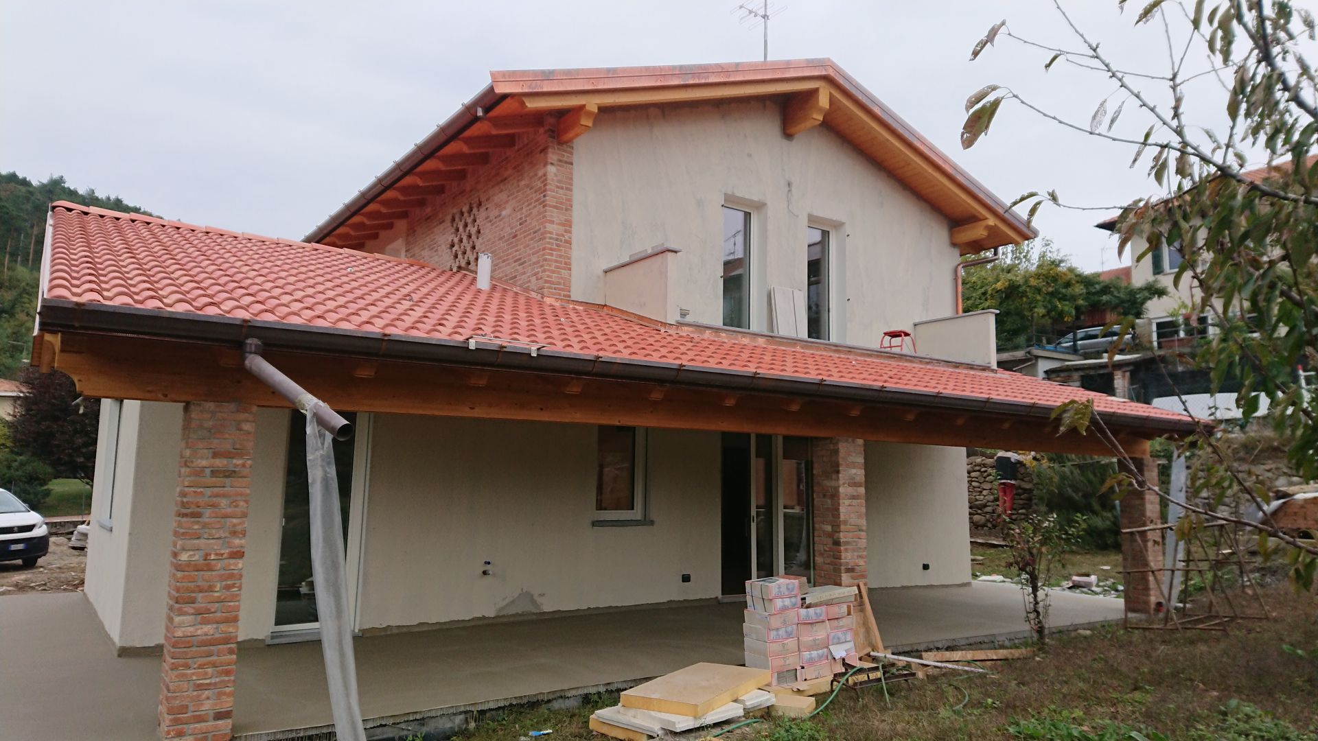 Villa unifamiliare con garage a Cuirone di Vergiate (VA) realizzato da Lino Ferro Architetto, Assistenza tecnica a Oleggio